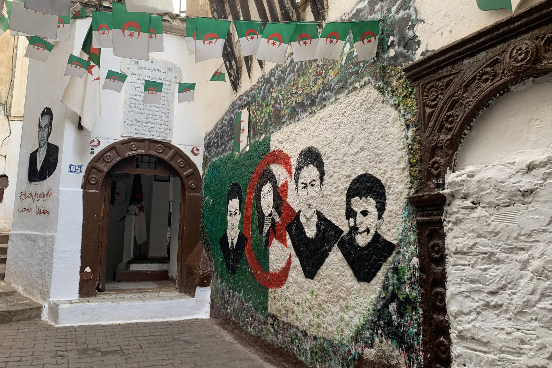 Exterior de la casa memorial que dinamitó el Ejército francés con Ali le Pointe de 27 años, Hasiba Ben Bouali de 19 años, Omar Yacef de 13 años y Mahmoud Bouhamidi de 18, dentro. Un recorrido histórico y cinematográfico por la Casba de "La Batalla de Argel" desemboca en la casa que dinamitó el Ejército francés con el argelino "Ali la Pointe" dentro, el recuerdo de uno de los episodios más emblemáticos de la guerra de la independencia que Argelia conmemora este viernes, 70 años después de que se disparara la primera bala. EFE/Laura Fernández Palomo