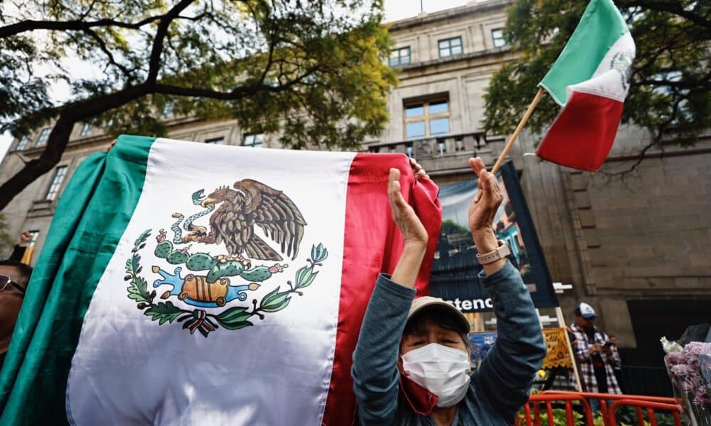 Trabajadores judiciales protestan este martes frente a la Suprema Corte de Justicia Nacional (SCJN), en la Ciudad de México (México). EFE/Sáshenka Gutiérrez