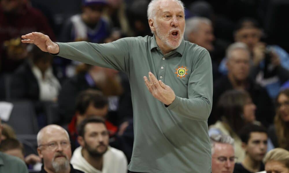 Fotografía de archivo del entrenador Gregg Popovich, de 75 años, quien sufrió un "leve derrame cerebral" el pasado 2 de noviembre, según anunció este miércoles su club, San Antonio  Spurs. EFE/EPA/JOHN G. MABANGLO SHUTTERSTOCK OUT