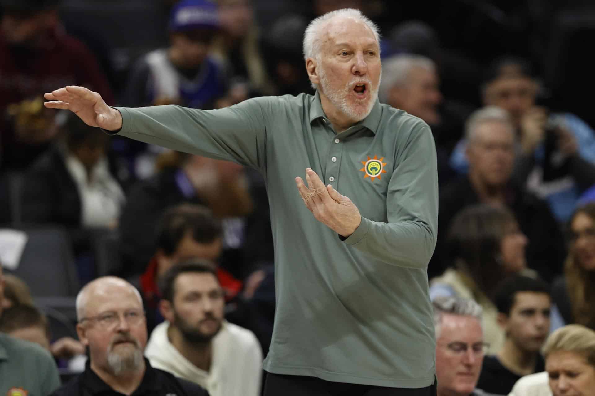 Fotografía de archivo del entrenador Gregg Popovich, de 75 años, quien sufrió un "leve derrame cerebral" el pasado 2 de noviembre, según anunció este miércoles su club, San Antonio  Spurs. EFE/EPA/JOHN G. MABANGLO SHUTTERSTOCK OUT