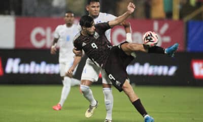 Raúl Jiménez de México patea una balón en un partido de la Copa Centroamericana entre Honduras y México en el estadio General Francisco Morazán, en San Pedro Sula (Honduras). EFE/ Gustavo Amador