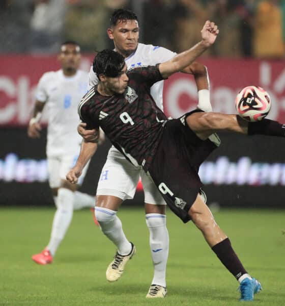 Raúl Jiménez de México patea una balón en un partido de la Copa Centroamericana entre Honduras y México en el estadio General Francisco Morazán, en San Pedro Sula (Honduras). EFE/ Gustavo Amador