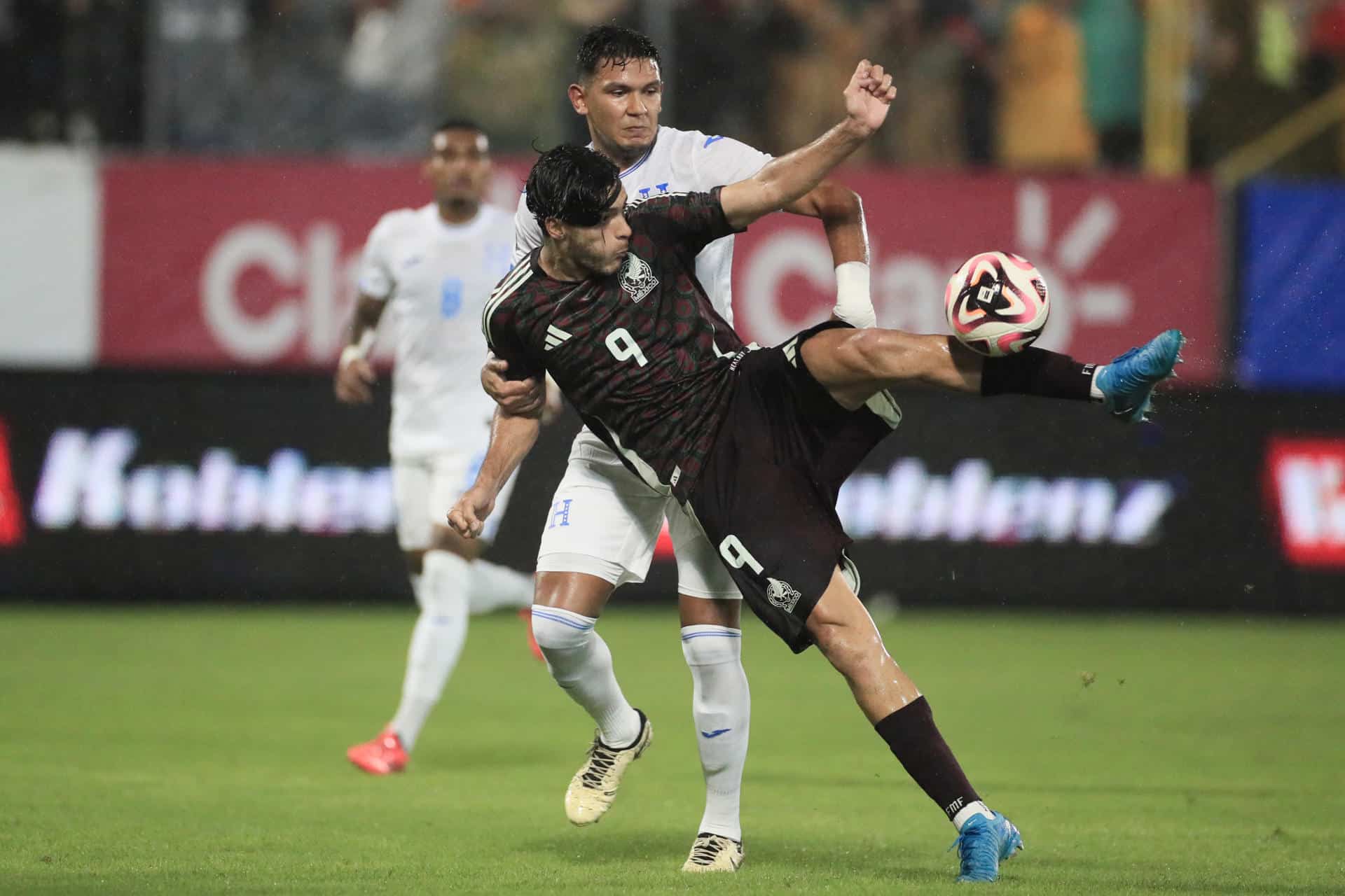 Raúl Jiménez de México patea una balón en un partido de la Copa Centroamericana entre Honduras y México en el estadio General Francisco Morazán, en San Pedro Sula (Honduras). EFE/ Gustavo Amador