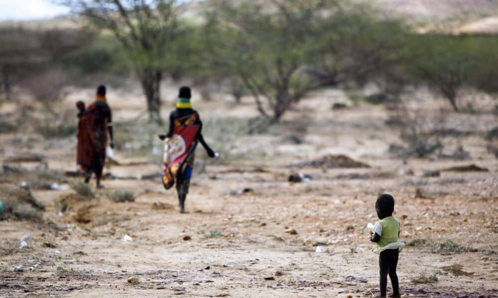 Una familia de etnia Turkana caminan hacia su campamento tras recibir ayuda médica, en el campo de refugiados de Kakuma, al noroeste de Kenia, en  una imagen de archivo. EFE/Dai Kurokawa