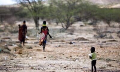 Una familia de etnia Turkana caminan hacia su campamento tras recibir ayuda médica, en el campo de refugiados de Kakuma, al noroeste de Kenia, en  una imagen de archivo. EFE/Dai Kurokawa