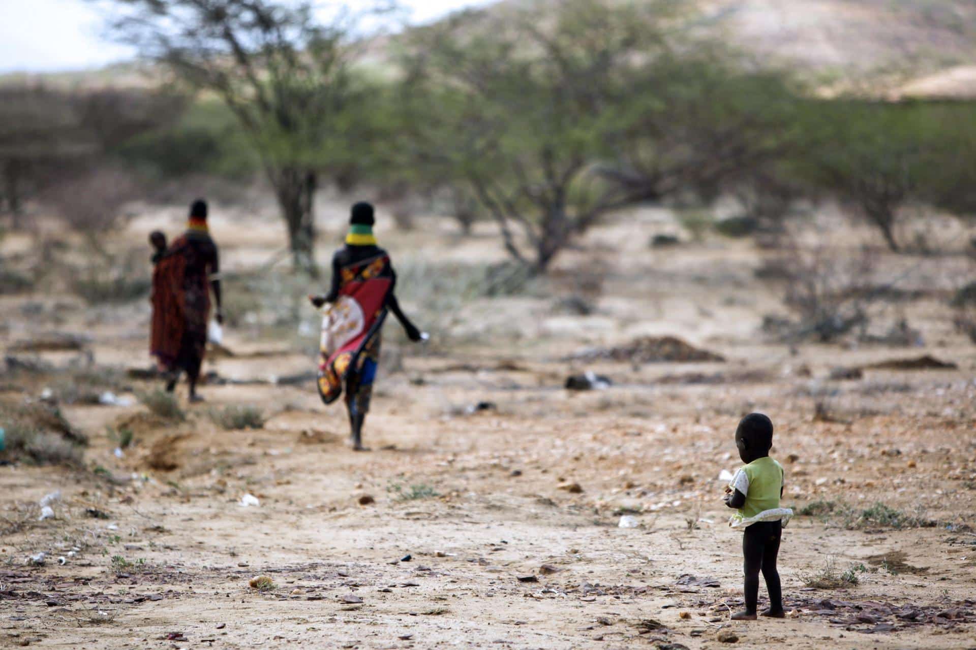 Una familia de etnia Turkana caminan hacia su campamento tras recibir ayuda médica, en el campo de refugiados de Kakuma, al noroeste de Kenia, en  una imagen de archivo. EFE/Dai Kurokawa