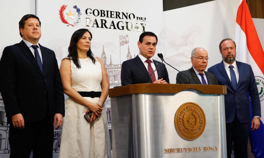 Desde la izquierda, Javier Giménez, ministro de Industria y Comercio de Paraguay; Claudia Centurión, ministra de Obras Públicas; Rubén Ramírez Lezcano, canciller de Paraguay; Mauro Vieira, canciller de Brasil, y Alexandre Silveira de Oliveira, ministro de Minas y Energía de Brasil, participan durante una conferencia de prensa, este jueves en la Residencia Presidencial, en Asunción (Paraguay). EFE/ Juan Pablo Pino