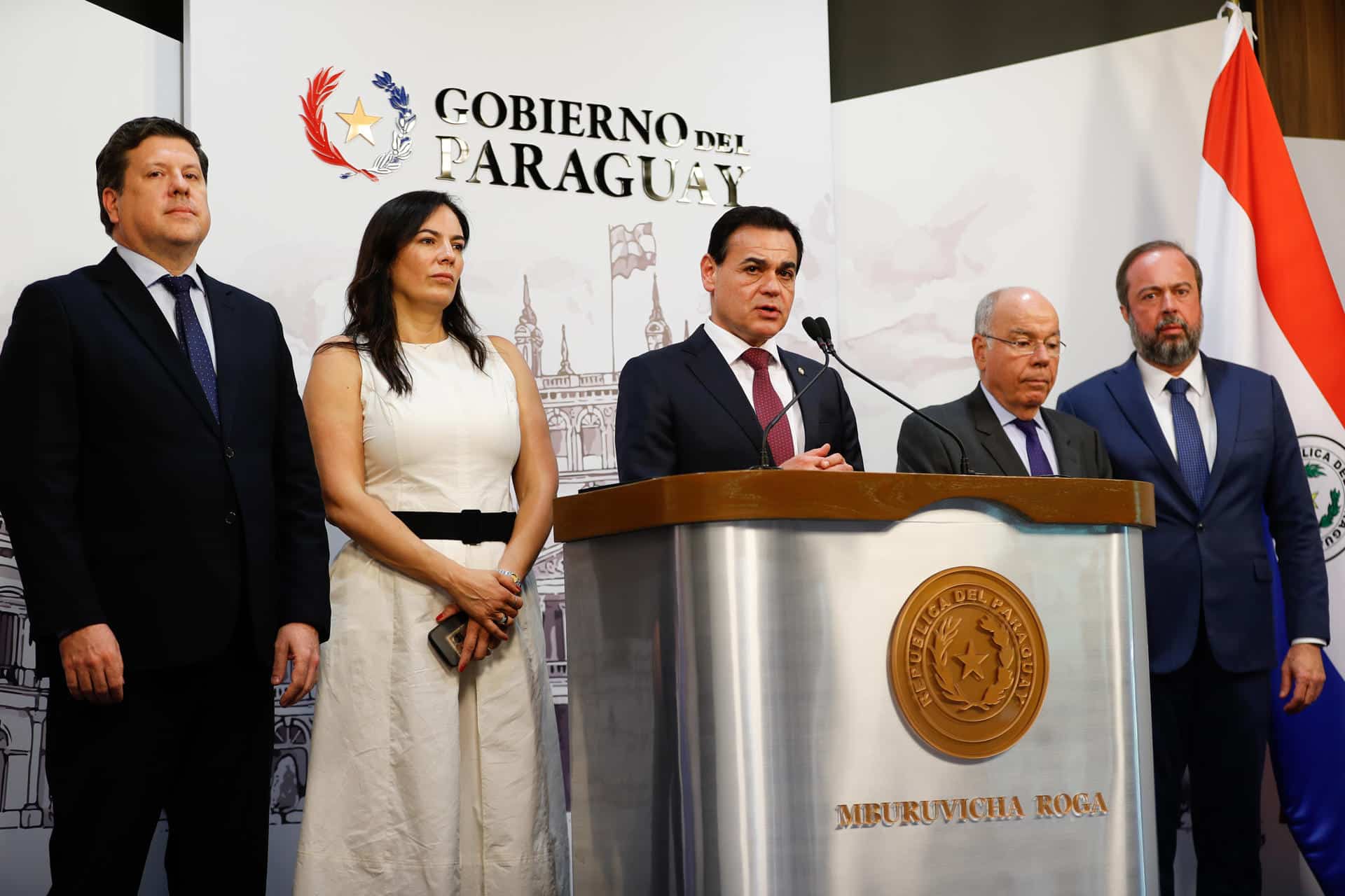 Desde la izquierda, Javier Giménez, ministro de Industria y Comercio de Paraguay; Claudia Centurión, ministra de Obras Públicas; Rubén Ramírez Lezcano, canciller de Paraguay; Mauro Vieira, canciller de Brasil, y Alexandre Silveira de Oliveira, ministro de Minas y Energía de Brasil, participan durante una conferencia de prensa, este jueves en la Residencia Presidencial, en Asunción (Paraguay). EFE/ Juan Pablo Pino