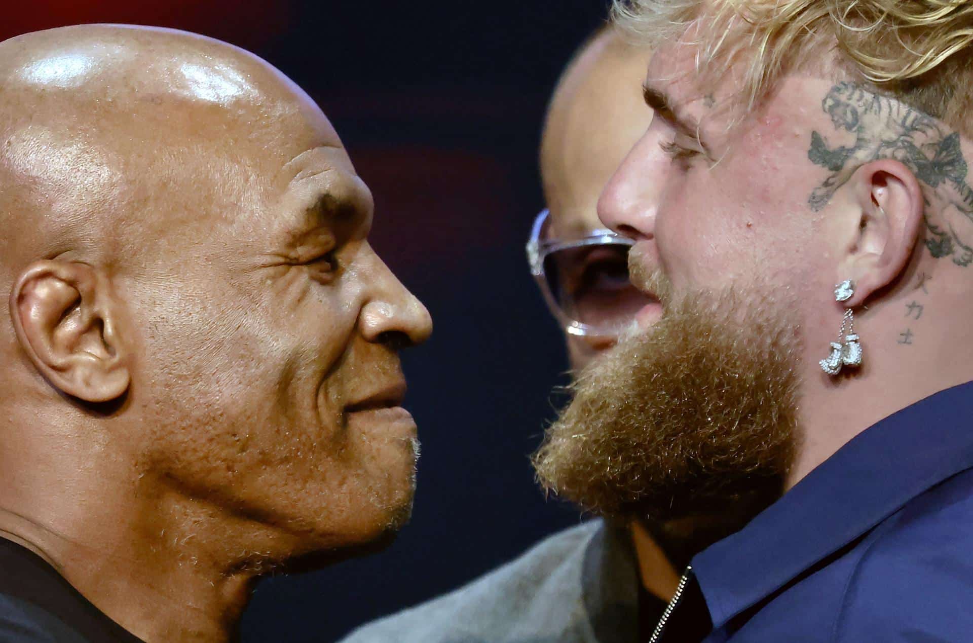 El exboxeador estadounidense Myke Tyson (i) y el boxeador y youtuber Jake Paul en una rueda de prensa el pasado 14 de mayo para promocionar elcombate de este viernes. EFE/ Peter Foley