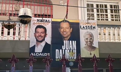 Carteles electorales de los candidatos de la Alianza del Partido Independentista Puertorriqueño con el Movimiento Victoria Ciudadana, a la gobernación, Juan Dalmau (c); a alcalde de San Juan, Manuel Natal (i), y a comisionada residente, Ana Irma Rivera Lassén, colgados en la fachada de una casa en San Juan (Puerto Rico). EFE/ Marina Villén