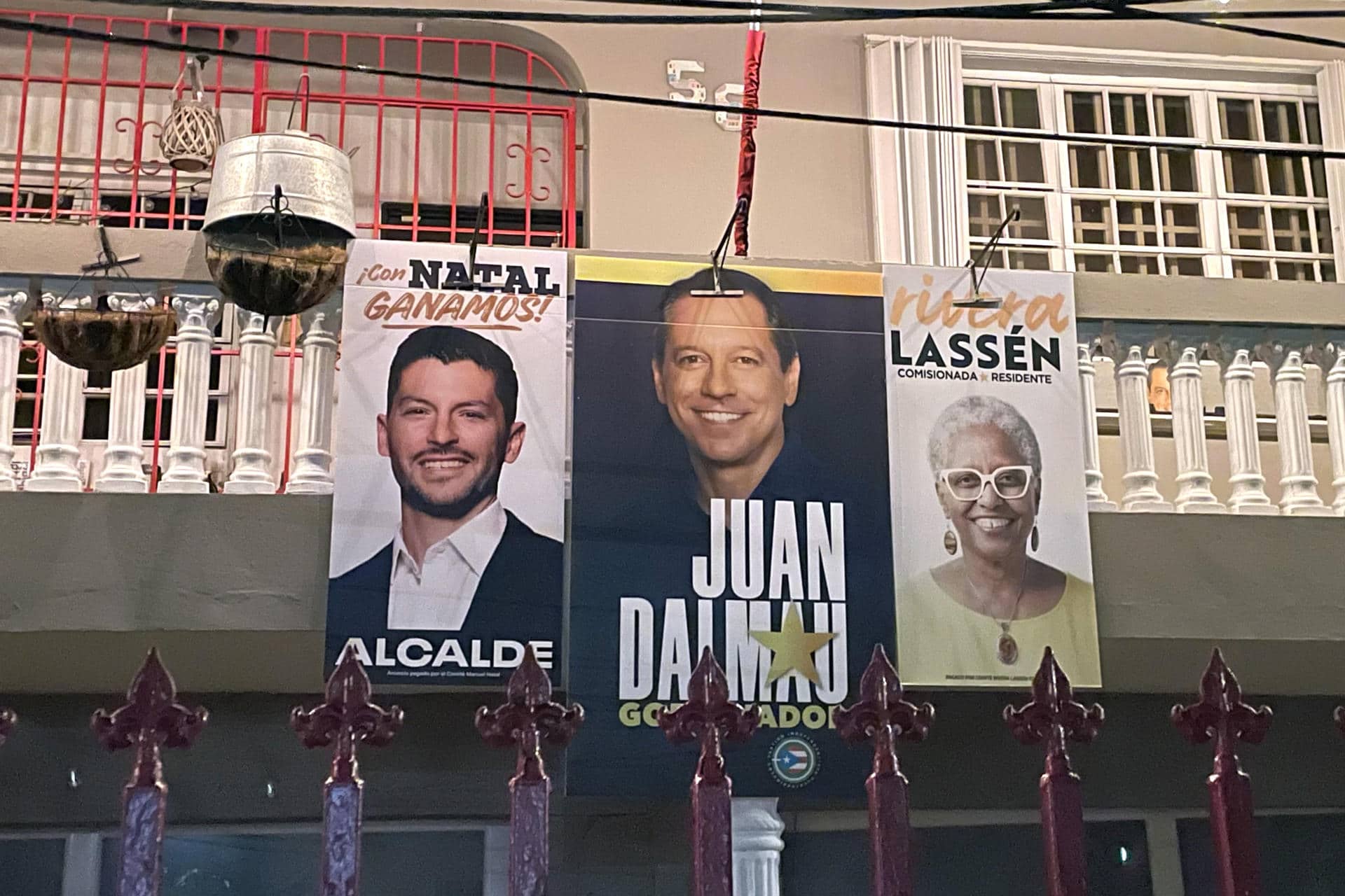 Carteles electorales de los candidatos de la Alianza del Partido Independentista Puertorriqueño con el Movimiento Victoria Ciudadana, a la gobernación, Juan Dalmau (c); a alcalde de San Juan, Manuel Natal (i), y a comisionada residente, Ana Irma Rivera Lassén, colgados en la fachada de una casa en San Juan (Puerto Rico). EFE/ Marina Villén