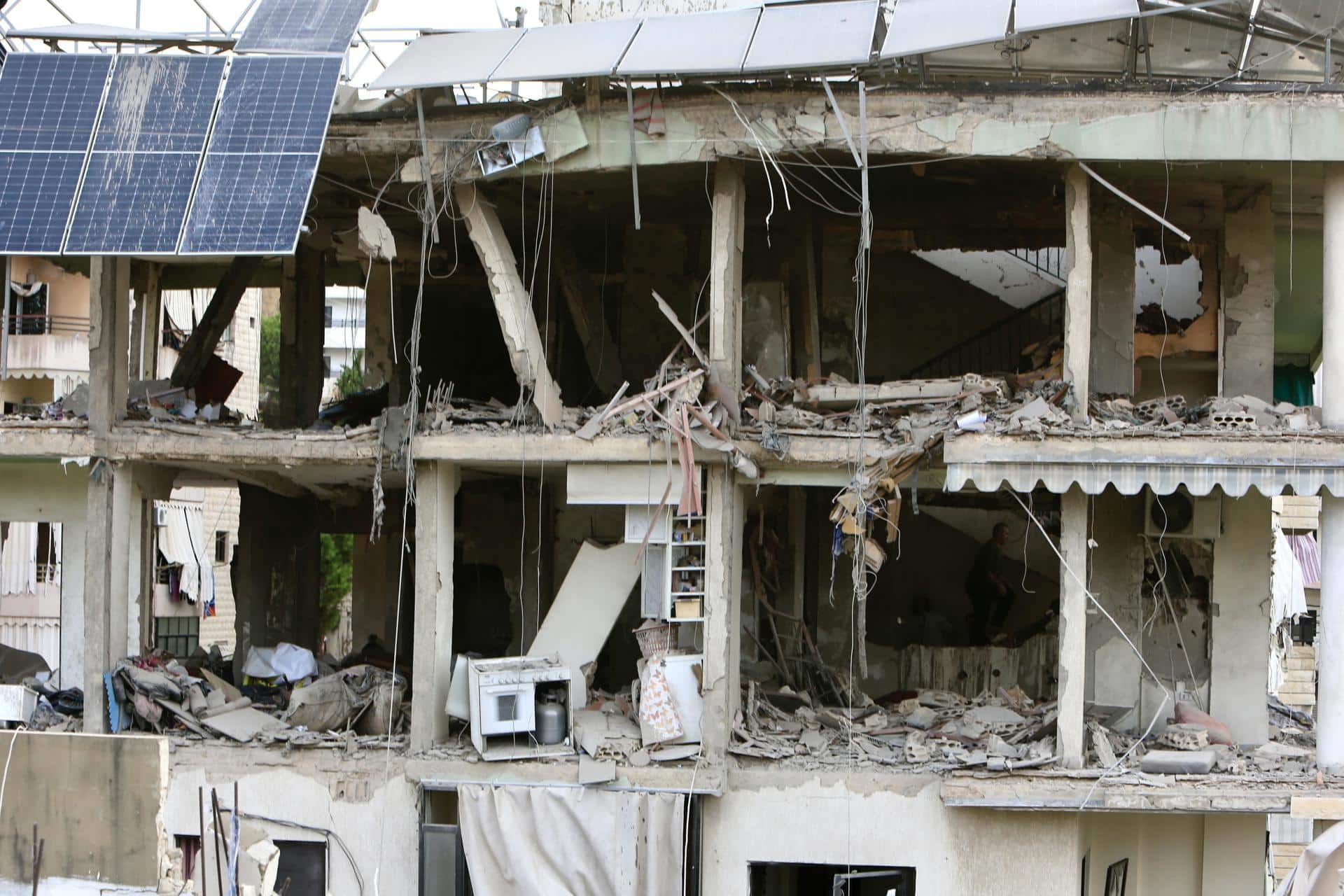 La gente inspecciona los escombros de un edificio dañado por un ataque aéreo israelí en la zona de Haret Saida de Sidón, Líbano, el 3 de noviembre de 2024.EFE/EPA/Stringer