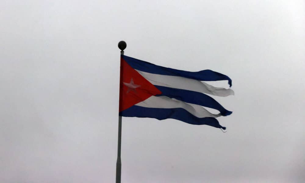 Fotografía de una bandera cubana rota por los fuertes vientos debido al paso del huracán Rafael, este miércoles 6 de noviembre, en La Habana (Cuba).EFE/ Ernesto Mastrascusa