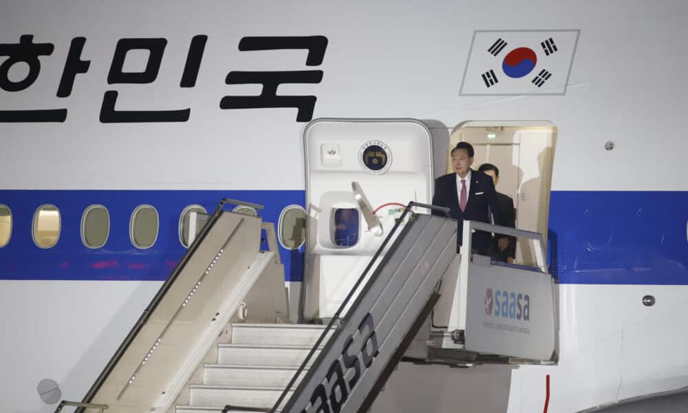 El presidente de Corea del Sur, Yoon Suk-yeol, sale de su avión a su llegada para una visita oficial este jueves, en la Base Aérea del Callao, en Lima (Perú). EFE/ Renato Pajuelo