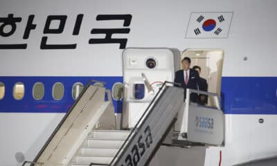 El presidente de Corea del Sur, Yoon Suk-yeol, sale de su avión a su llegada para una visita oficial este jueves, en la Base Aérea del Callao, en Lima (Perú). EFE/ Renato Pajuelo