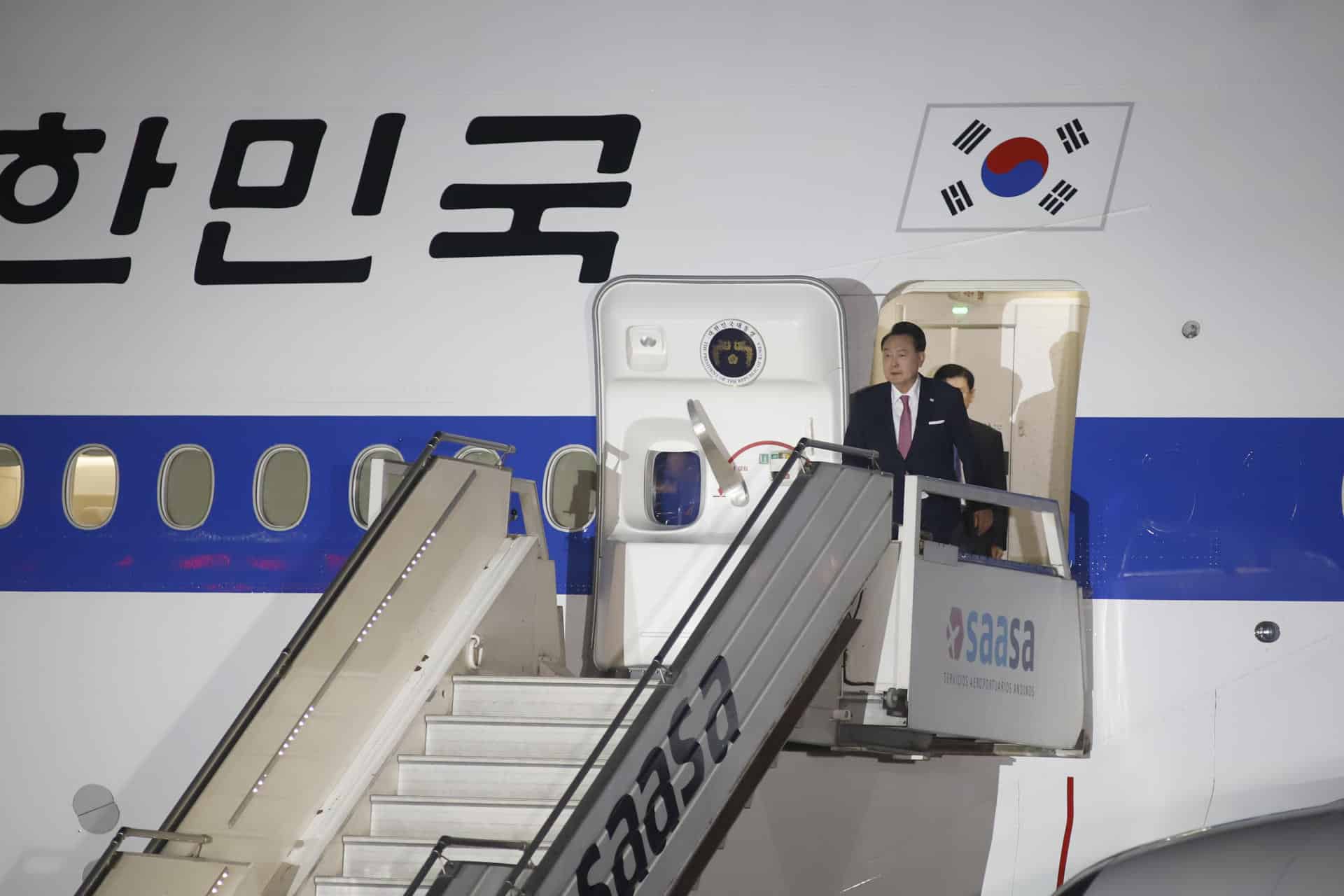 El presidente de Corea del Sur, Yoon Suk-yeol, sale de su avión a su llegada para una visita oficial este jueves, en la Base Aérea del Callao, en Lima (Perú). EFE/ Renato Pajuelo