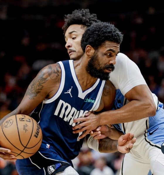 Kyrie Irving (i), de los Mavericks, en acción contra Kobe Bufkin, de los Hawks en Atlanta. EFE/EPA/ERIK S. LESSER