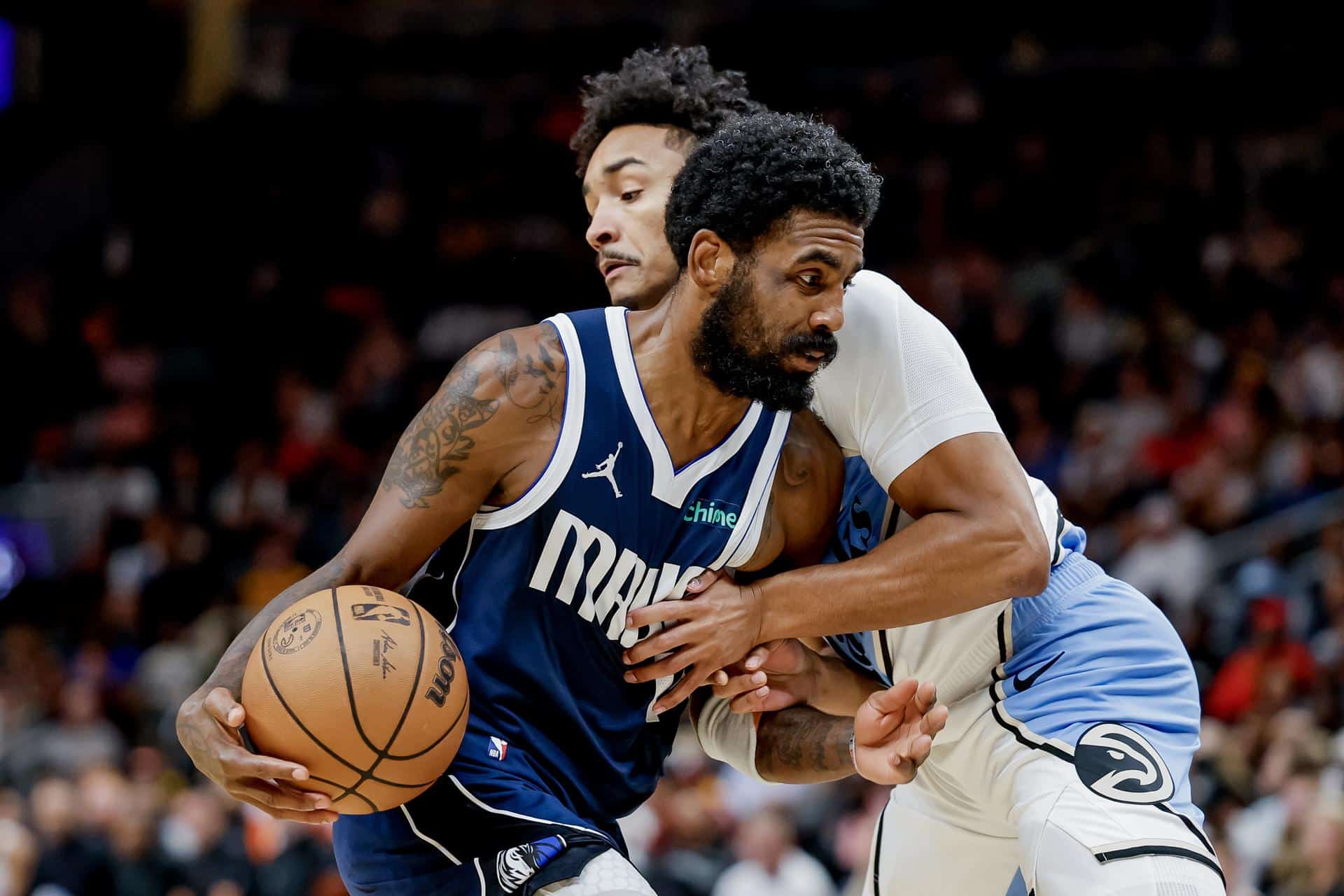 Kyrie Irving (i), de los Mavericks, en acción contra Kobe Bufkin, de los Hawks en Atlanta. EFE/EPA/ERIK S. LESSER