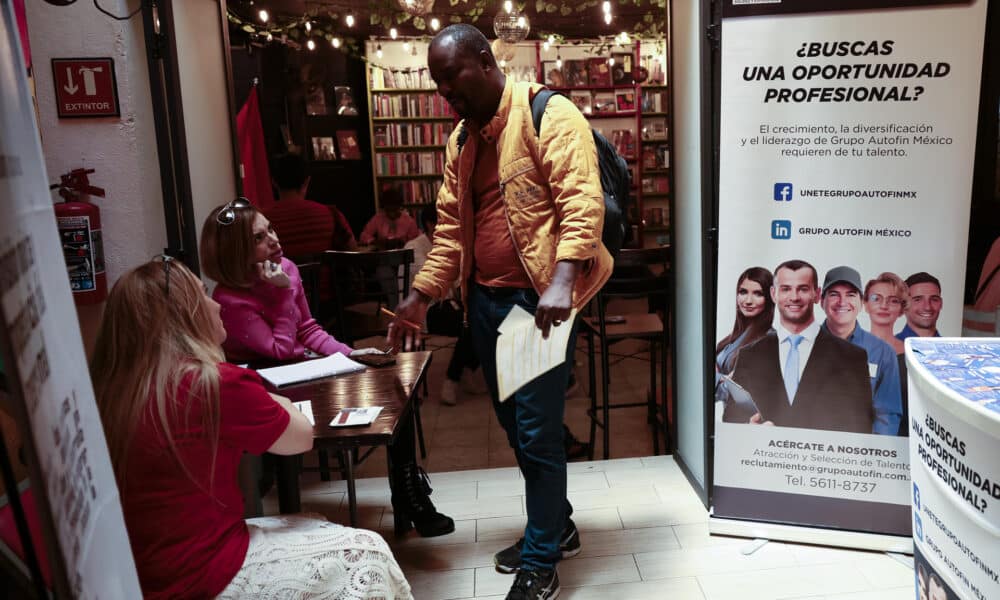 Un grupo de personas buscan información en la Feria del empleo en Ciudad de México (México). Archivo. EFE/José Méndez