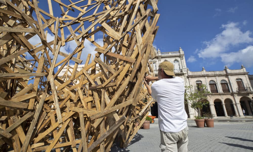 El artista alemán Martin Steinert trabaja en su obra "Nube de madera", este viernes en una plaza de La Habana (CUBA). Con unos ocho metros de alto y casi diez de diámetro, la escultura efímera "Nube de madera" busca desde este viernes el diálogo y la interacción con los cubanos desde su emplazamiento en una de las plazas históricas de La Habana Vieja. EFE/ Yander Zamora