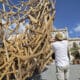 El artista alemán Martin Steinert trabaja en su obra "Nube de madera", este viernes en una plaza de La Habana (CUBA). Con unos ocho metros de alto y casi diez de diámetro, la escultura efímera "Nube de madera" busca desde este viernes el diálogo y la interacción con los cubanos desde su emplazamiento en una de las plazas históricas de La Habana Vieja. EFE/ Yander Zamora