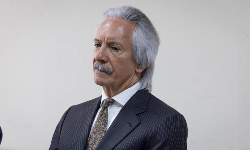 Fotografía del 25 de octubre de 2024 en donde se ve al periodista guatemalteco José Rubén Zamora Marroquín, al llegar a una audiencia en la Torre de Tribunales en Ciudad de Guatemala (Guatemala). EFE/ David Toro