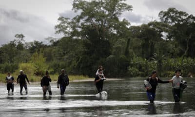 Foto de archivo de migrantes cruzando el río Tuquesa, luego de atravesar la selva del Darién (Panamá). EFE/ Bienvenido Velasco