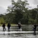 Foto de archivo de migrantes cruzando el río Tuquesa, luego de atravesar la selva del Darién (Panamá). EFE/ Bienvenido Velasco