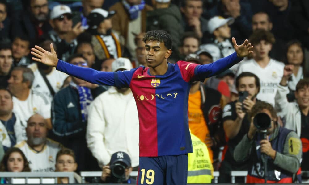 El delantero del FC Barcelona Lamine Yamal celebra tras anotar el tercer gol de su equipo durante el partido de la jornada 11 de LaLiga EA Sports entre el Real Madrid y el FC Barcelona, en el estadio Santiago Bernabéu, en Madrid, en una foto de archivo. EFE/Juanjo Martín