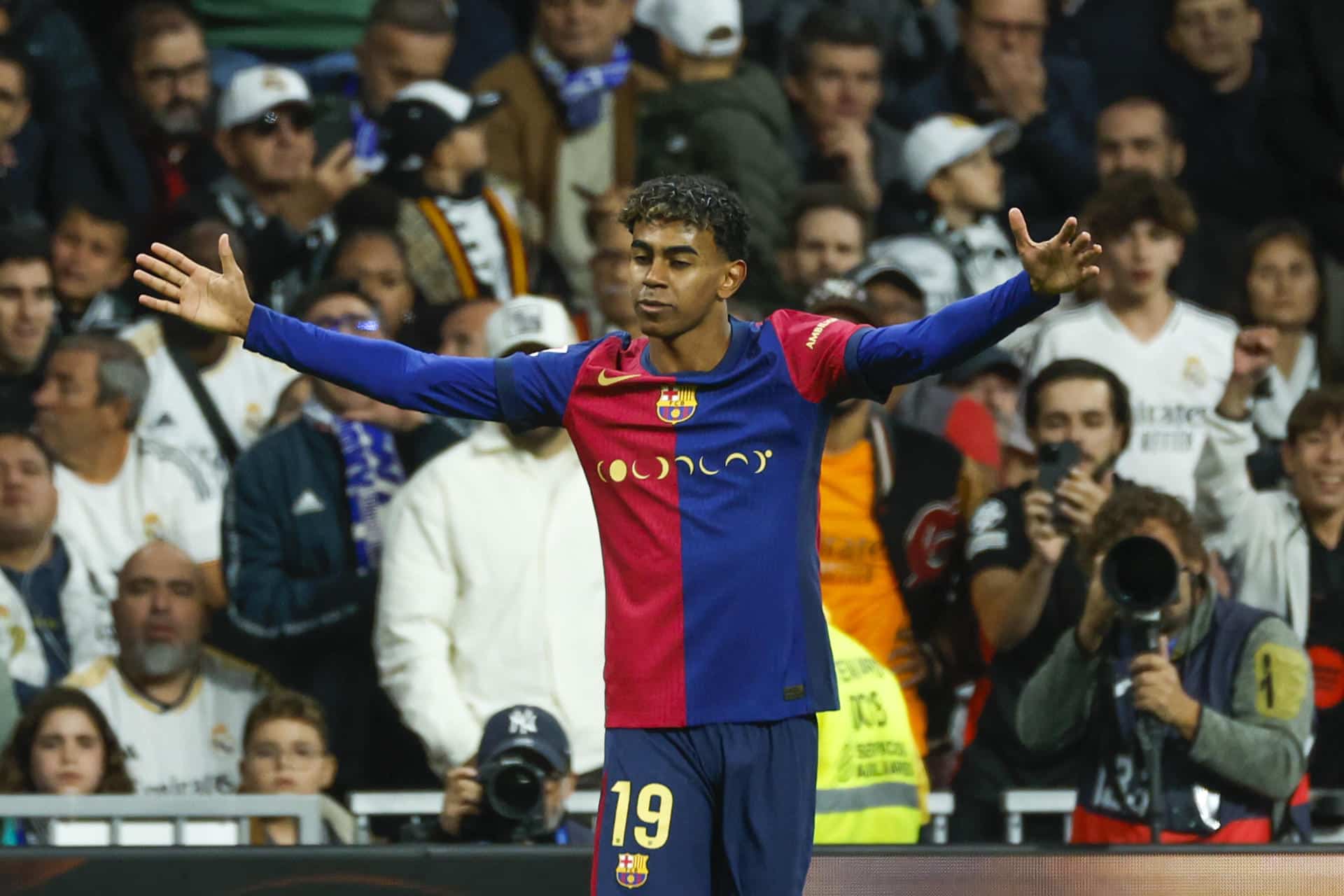 El delantero del FC Barcelona Lamine Yamal celebra tras anotar el tercer gol de su equipo durante el partido de la jornada 11 de LaLiga EA Sports entre el Real Madrid y el FC Barcelona, en el estadio Santiago Bernabéu, en Madrid, en una foto de archivo. EFE/Juanjo Martín