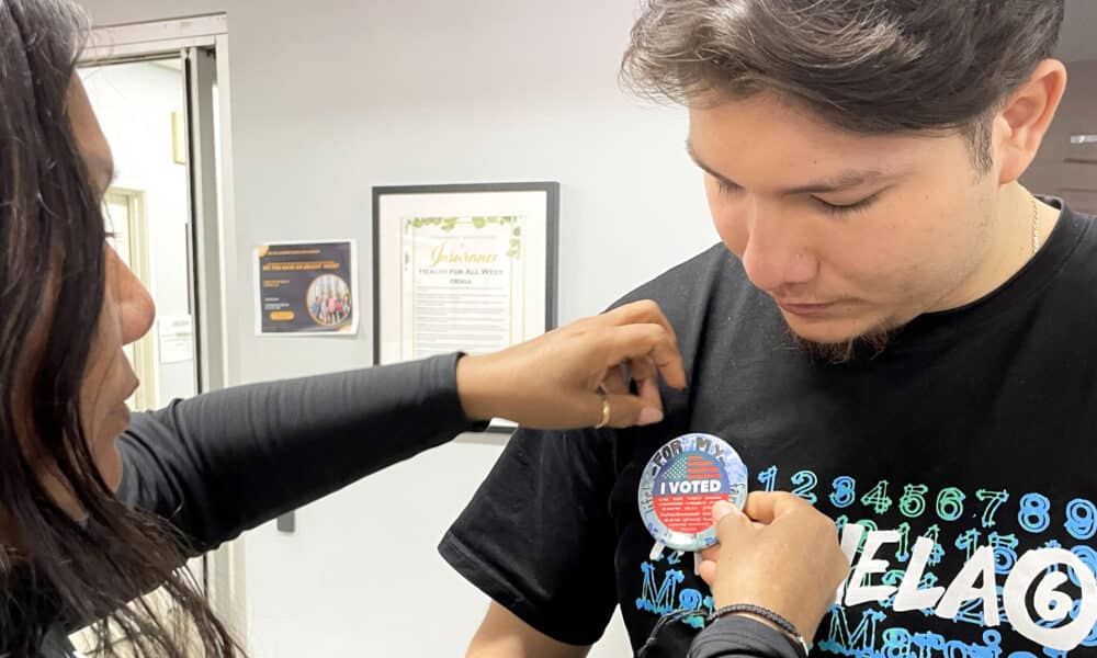 Fotografía del 2 de octubre de 2024 de Carolina Morán colocando a su hijo Angel Gallegos, un botón conmemorativo de 'He votado' en Los Ángeles, California (Estados Unidos). EFE/ Ana Milena Varón