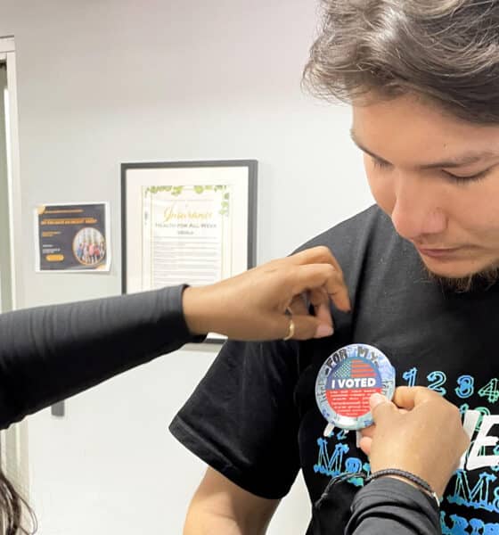 Fotografía del 2 de octubre de 2024 de Carolina Morán colocando a su hijo Angel Gallegos, un botón conmemorativo de 'He votado' en Los Ángeles, California (Estados Unidos). EFE/ Ana Milena Varón