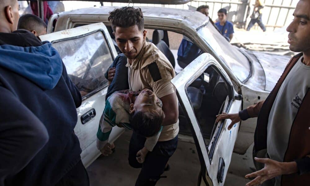 Un palestino traslada a un menor herido a un hospital en Jan Yunis. EFE/EPA/HAITHAM IMAD ATTENTION EDITORS: GRAPHIC CONTENT