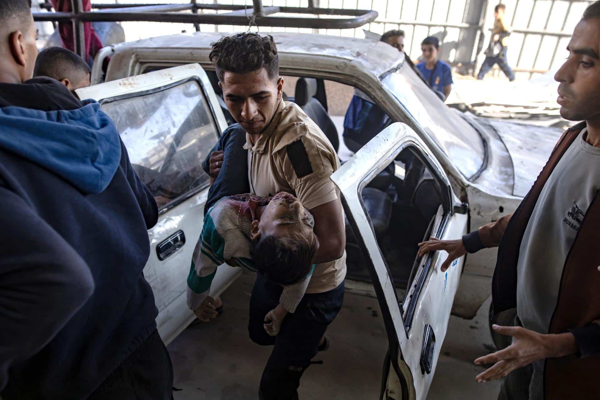 Un palestino traslada a un menor herido a un hospital en Jan Yunis. EFE/EPA/HAITHAM IMAD ATTENTION EDITORS: GRAPHIC CONTENT