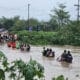 Habitantes de Campo Amapa, ubicado en la zona bananera de El Progreso, cruzan con sus pertenencias por un río en medio de las inundaciones causadas por la tormenta tropical Sara este sábado, en El Progreso (Honduras). EFE/ José Valle