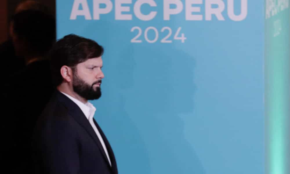 El presidente de Chile, Gabriel Boric, llega al Centro de Convenciones durante la cumbre de líderes del Foro de Cooperación Económica Asia Pacífico (APEC) este sábado en Lima (Perú). EFE/ Carlos Ortega