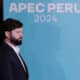 El presidente de Chile, Gabriel Boric, llega al Centro de Convenciones durante la cumbre de líderes del Foro de Cooperación Económica Asia Pacífico (APEC) este sábado en Lima (Perú). EFE/ Carlos Ortega