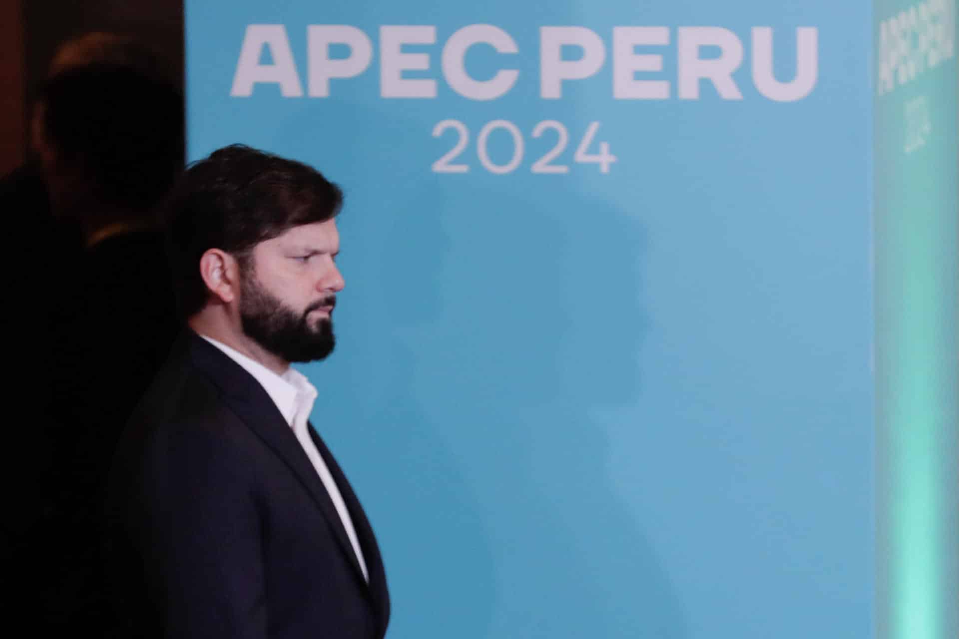 El presidente de Chile, Gabriel Boric, llega al Centro de Convenciones durante la cumbre de líderes del Foro de Cooperación Económica Asia Pacífico (APEC) este sábado en Lima (Perú). EFE/ Carlos Ortega