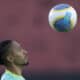 Raphinha de la selección brasileña cabecea un balón, en un entrenamiento para el partido de clasificación para el Mundial contra Uruguay, en el centro de entrenamiento Vitória, en Salvador (Brasil). EFE/ Isaac Fontana