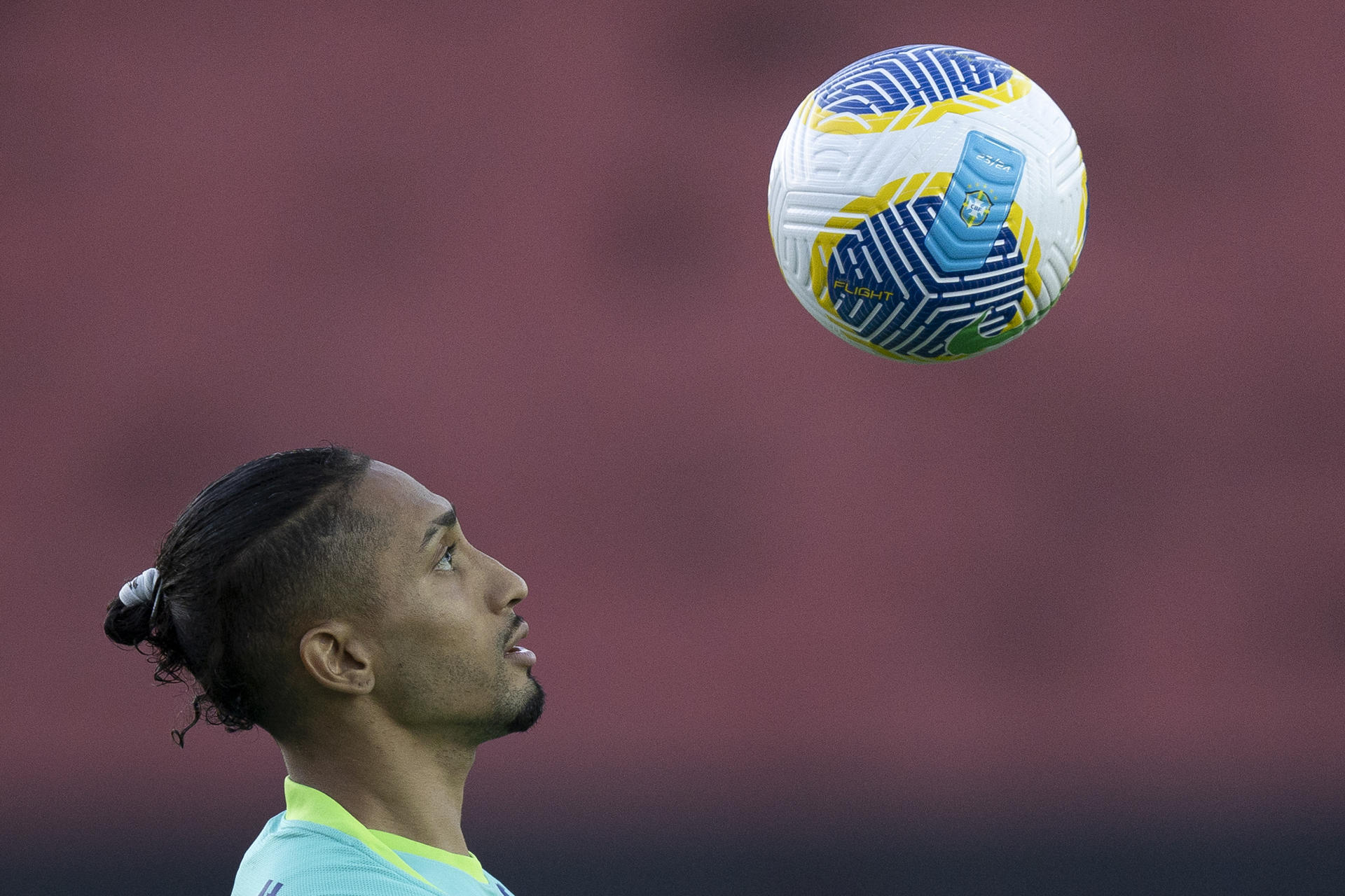 Raphinha de la selección brasileña cabecea un balón, en un entrenamiento para el partido de clasificación para el Mundial contra Uruguay, en el centro de entrenamiento Vitória, en Salvador (Brasil). EFE/ Isaac Fontana