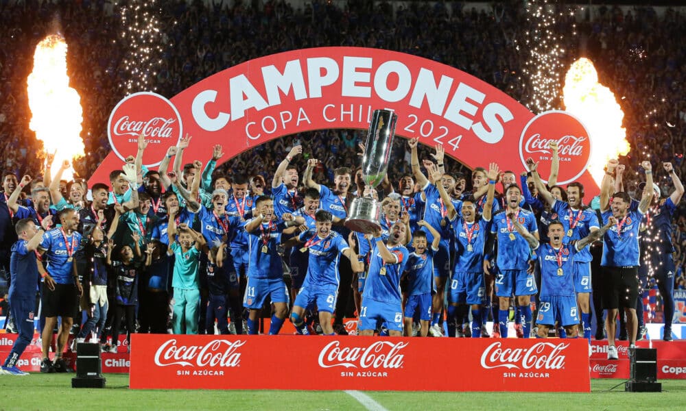 Jugadores de Universidad de Chile celebran este miércoles en Santiago la conquista de la Copa de Chile tras imponerse a Ñublense por 1-0. EFE/ Jorge Díaz