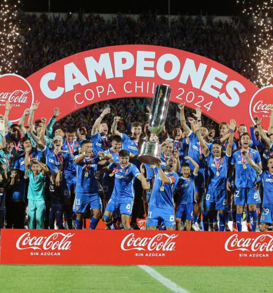 Jugadores de Universidad de Chile celebran este miércoles en Santiago la conquista de la Copa de Chile tras imponerse a Ñublense por 1-0. EFE/ Jorge Díaz