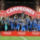 Jugadores de Universidad de Chile celebran este miércoles en Santiago la conquista de la Copa de Chile tras imponerse a Ñublense por 1-0. EFE/ Jorge Díaz