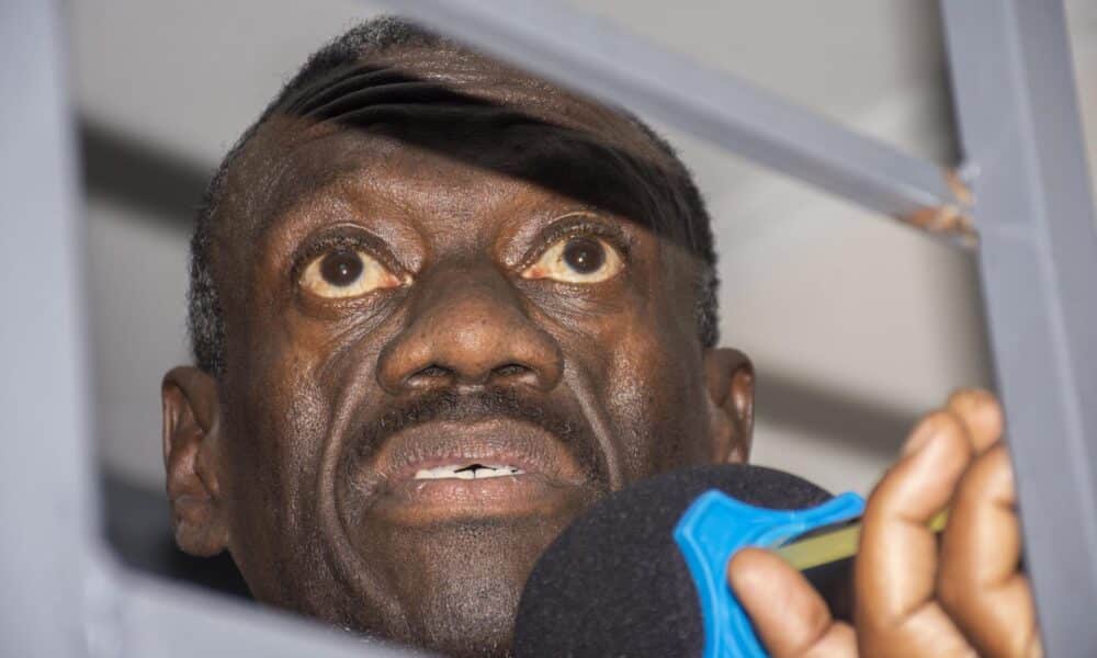 El dirigente de la oposición ugandense Kizza Besigye se encuentra en el banquillo de los acusados en el Tribunal Militar General en Makindye, Kampala, Uganda, el 20 de noviembre de 2024. Besigye, un candidato presidencial en cuatro ocasiones y ex oficial militar de las Fuerzas de Defensa del Pueblo de Uganda, apareció en el tribunal días después de ser reportado como desaparecido en Nairobi, Kenia, donde había viajado para asistir a una presentación de un libro. Los coacusados han sido recluidos en la prisión de Luzira bajo cargos de posesión ilegal de armas, hasta el 02 de diciembre, cuando volverán a comparecer ante el tribunal militar. (Kenia) EFE/EPA/ISAAC KASAMANI