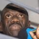 El dirigente de la oposición ugandense Kizza Besigye se encuentra en el banquillo de los acusados en el Tribunal Militar General en Makindye, Kampala, Uganda, el 20 de noviembre de 2024. Besigye, un candidato presidencial en cuatro ocasiones y ex oficial militar de las Fuerzas de Defensa del Pueblo de Uganda, apareció en el tribunal días después de ser reportado como desaparecido en Nairobi, Kenia, donde había viajado para asistir a una presentación de un libro. Los coacusados han sido recluidos en la prisión de Luzira bajo cargos de posesión ilegal de armas, hasta el 02 de diciembre, cuando volverán a comparecer ante el tribunal militar. (Kenia) EFE/EPA/ISAAC KASAMANI