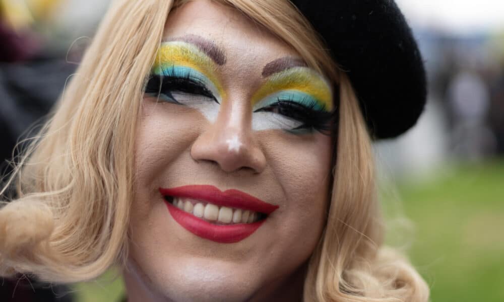 Una persona posa para una foto durante la XII versión del Orgullo Parade y el Día Nacional de la Diversidad, este sábado en Santiago (Chile). EFE/ Ailen Díaz