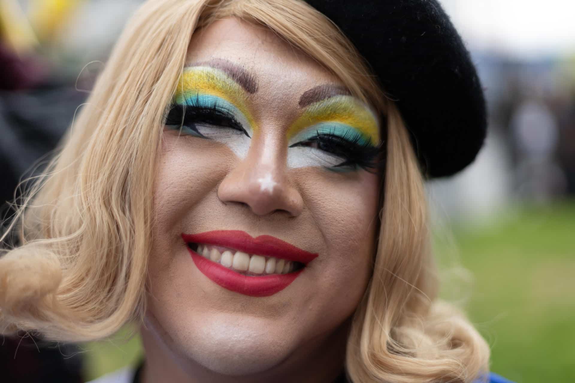 Una persona posa para una foto durante la XII versión del Orgullo Parade y el Día Nacional de la Diversidad, este sábado en Santiago (Chile). EFE/ Ailen Díaz