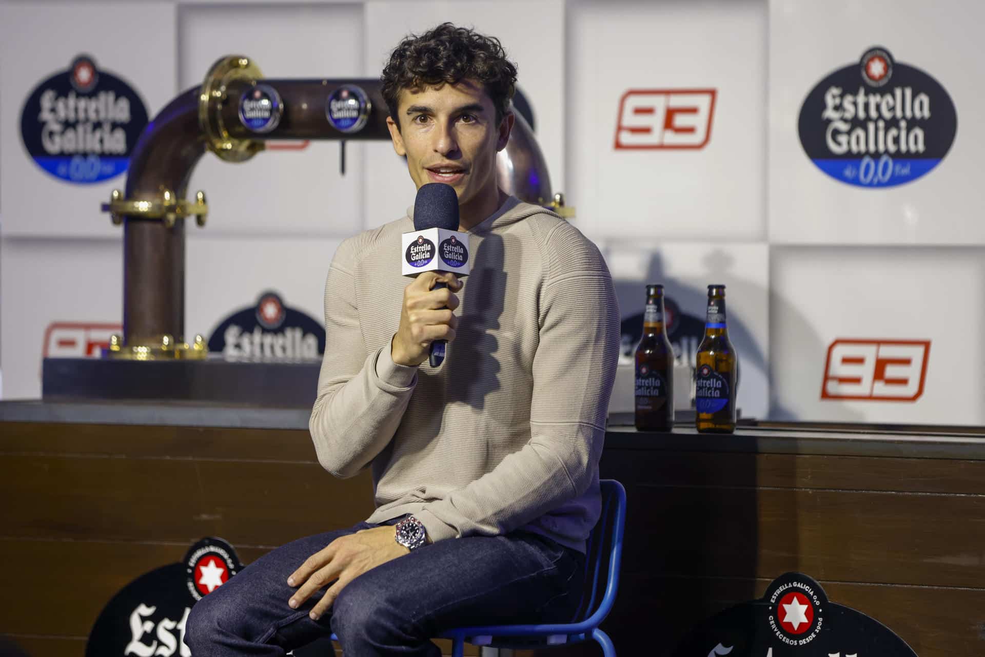 El piloto de MotoGP Marc Márquez, ganador de seis títulos mundiales en la categoría reina, durante la rueda de prensa que ofreció este martes en Madrid. EFE/ Blanca Millez