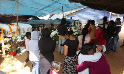 Familiares y amigos de las 11 víctimas encontradas en un vehículo la noche del pasado miércoles, realizan un funeral colectivo este sábado en la comunidad de Chautipan, municipio de Chilpancingo en el estado de Guerrero (sur de México). EFE/José Luis de la Cruz