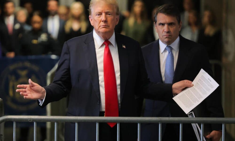 Fotografía de archivo del presidente electo de EE.UU., Donald Trump (L), cuando asistió a su juicio en la Corte Suprema del Estado de Nueva York, Estados Unidos. EFE/EPA/Andrew Kelly/Pool